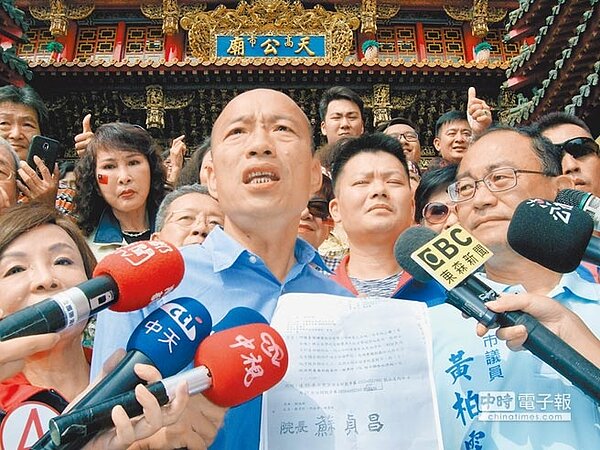 韓國瑜到高雄市天公廟參香後，秀出前行政院長蘇貞昌批示學校租用台糖公文。（李義攝）