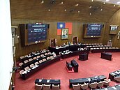 終結低薪幫凶！立院三讀修法　薪資未達4萬元禁面議