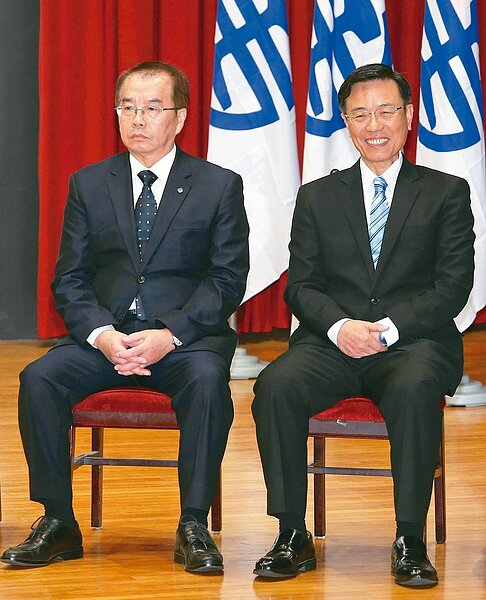 台鐵局上午舉行新任台鐵局長張政源(右)與卸任台鐵局長鹿潔身(左)交接典禮。 記者葉信菉/攝影