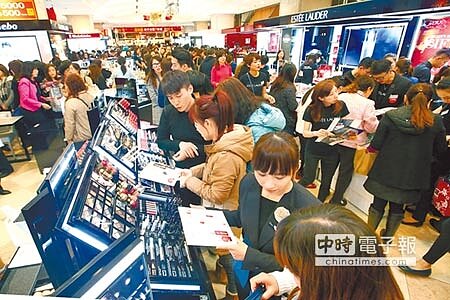衛福部食藥署訂定《化粧品衛生安全案件檢舉獎勵辦法》草案,若發現有廣告不實、宣稱療效,民眾即可舉報。圖為周年慶民眾搶購化妝品,與新聞事件無關。(本報資料照片)