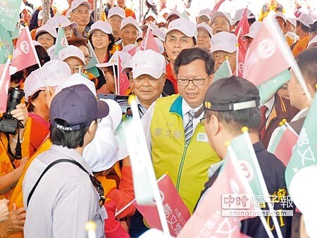 鄭文燦9日成立宗教後援會，桃園各大小宮廟都到場力挺，鄭允諾未來要成立宗教諮詢委員會。（蔡依珍攝） 