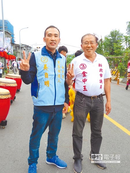市議員金中玉（右）與和平里里長候選人吳自明（左）向市府爭取央北三路、民生路一帶公車通車。（葉書宏攝）