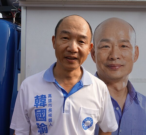 國民黨高市長候選人韓國瑜現在只要現身公開場合,頓時遭「韓流」襲擊,引發民眾瘋狂,爭相合照、握手,為韓國瑜的人身安全,8日晚間旗山造勢晚會現場,韓國瑜進場時,前後出現兩名替身,其中一名替身畢克文9日現身林園、大寮區開車掃街,不過他這次不是當替身是當司機,畢克文笑說「我是多功能的」。記者劉星君/攝影