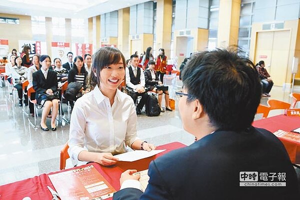 《就業服務法》部分條文修正案昨三讀通過,雇主徵人條件,明訂月薪未達4萬元,禁用「薪資面議」字眼。圖為廠商徵才面試。(本報資料照片)