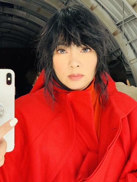 唐綺陽的新書封面造型,象徵火能量,要大家能選擇時快做出選擇。圖/唐綺陽提供