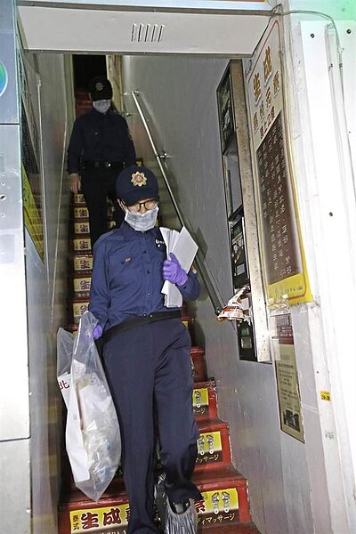 鑑識人員深夜採證後，帶著大批證物離去。（張鎧乙攝）