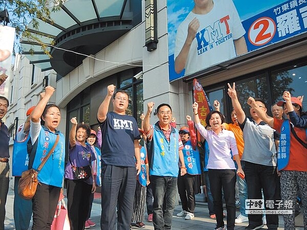 國民黨竹東鎮長候選人羅吉祥遭逢打擊，但仍積極上街拜票，行程照跑。（邱立雅攝）
