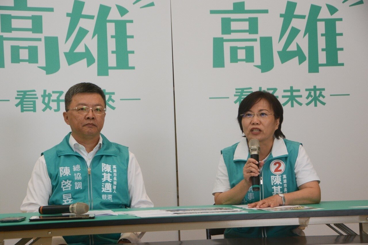 陳其邁競選總部總幹事陳啟昱（左）、總幹事劉世芳批韓國瑜8日在高美醫專造勢晚會人數膨風。記者劉星君／攝影