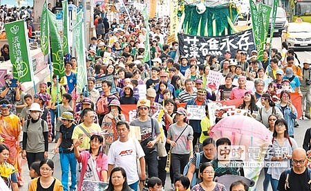 反空汙大遊行南部場今天在高雄市登場,要求高雄市政府立即訂定《生煤管制條例》。(本報資料照片)