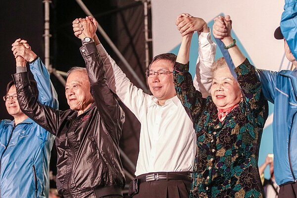 台北市長柯文哲10日舉行第一場大型造勢晚會,與柯爸柯媽以及北市府局處首長一同上台向台下支持者拜票。攝影/記者鄭清元