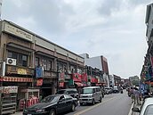 娃娃機招牌「封」老街立面　台南文化局：優先報拆