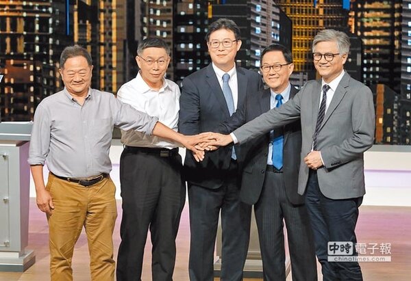 台北市長候選人李錫錕（左起）、柯文哲、姚文智、丁守中、吳蕚洋10日在公共電視舉行的電視辯論會中相互握手致意。（公視提供）