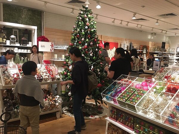 美式居家Crate and Barrel今年也加入雙11行列,想要選購家具與聖誕商品正是時候。圖/特力集團提供