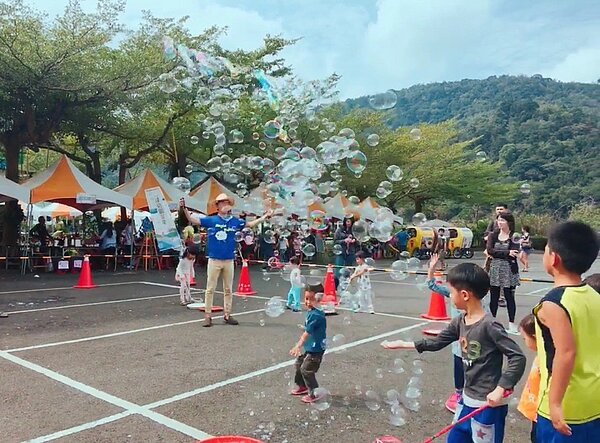 南投溫泉季今天在埔里鯉魚潭風景區開幕,免費戶外泡湯和魔幻泡泡等表演,讓大人小孩樂翻。圖/南投縣政府提供