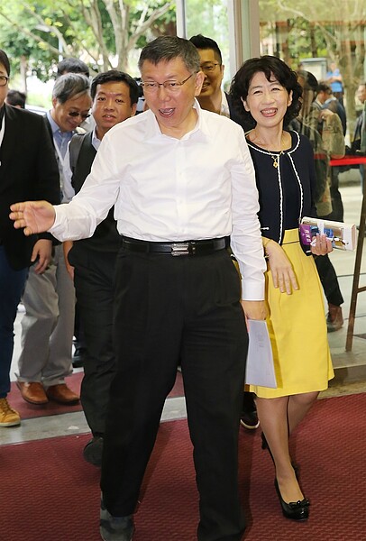 台北市長候選人電視辯論會，柯文哲（左）帶著夫人陳佩琪（右）一同前來。記者許正宏／攝影 