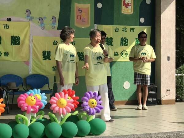 台北市雙胞胎協會理事長張玨（右二）表示，期以活動喚起大眾對雙多胞胎養育的重視外，政府應可做得更多，也該教導父母與學校老師如何教養雙胞胎。記者簡浩正／攝影 