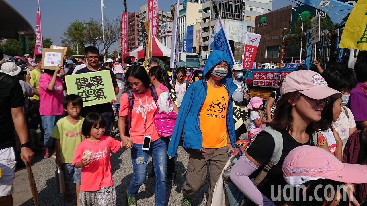 1111高雄反空汙大遊行在中央公園集結出發，上千民眾走上街頭，高喊「給我好空氣！」記者蔡容喬／攝影