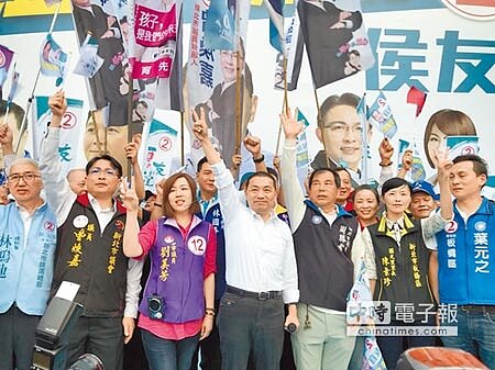 
國民黨新北市長候選人侯友宜11日在板橋舉辦萬人團結大會，吸引萬人擠爆會場。（葉德正攝）
 