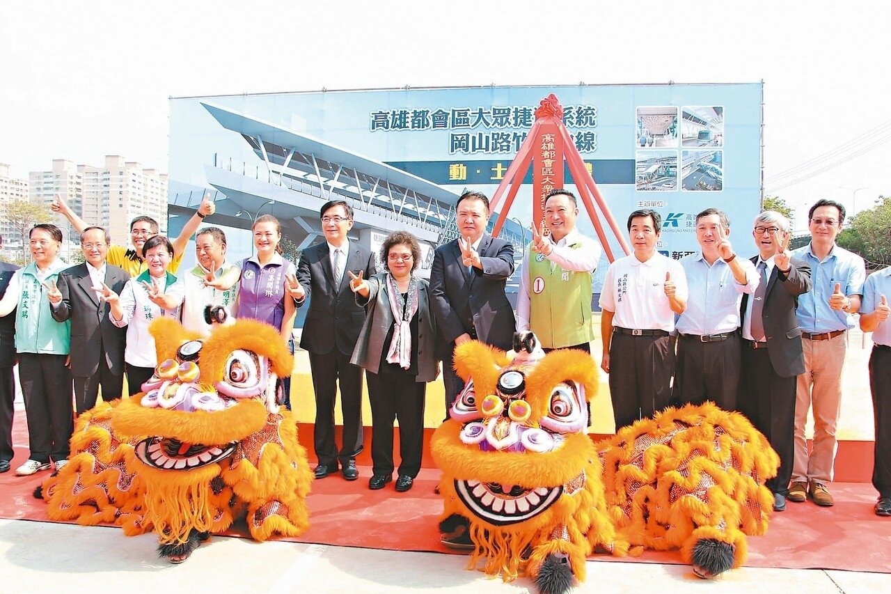 高捷岡山路竹延伸線第一階段昨舉行動土典禮,總統府秘書長陳菊(右七)、交通部長吳宏謀(右八)、高市代理市長許立明(右六)等人出席。 記者蔡孟妤/攝影