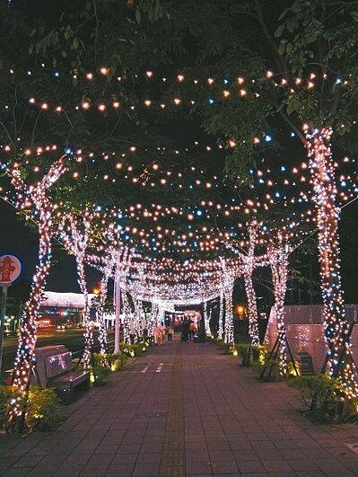 新北市歡樂耶誕城連日來密集試燈,吸引許多民眾搶先取景拍美照。 記者施鴻基/攝影