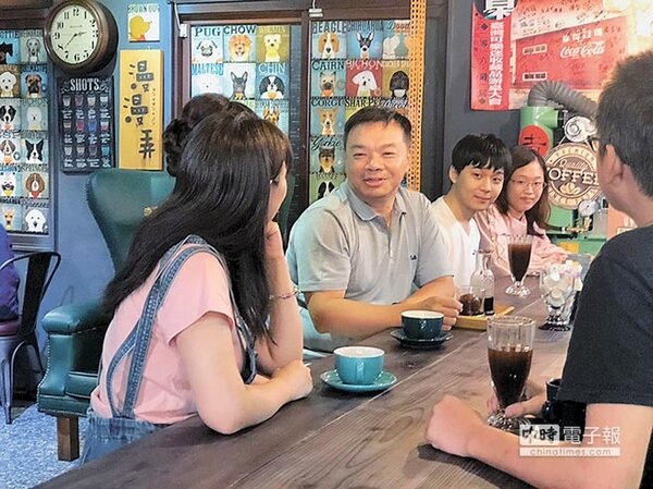 國民黨台南市長候選人高思博提青年政見，要讓台南青年「住得起、生得起、養得起」，發展青年的可負擔宅。（高思博團隊提供）
