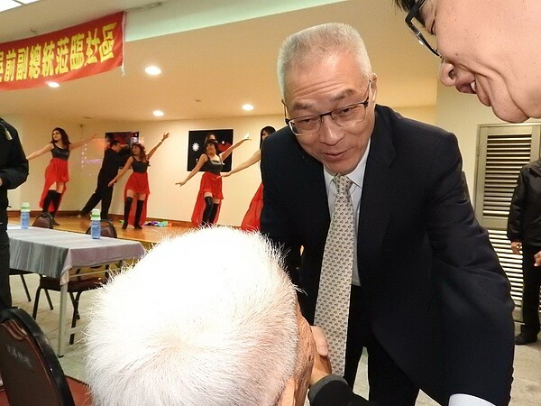 新北市仍有多個眷村改建設區,國民黨內選舉到大選,都是候選人積極經營的據點,圖為去年吳敦義參選國民黨主席時,走訪板橋健華新城。圖/本報資料照片