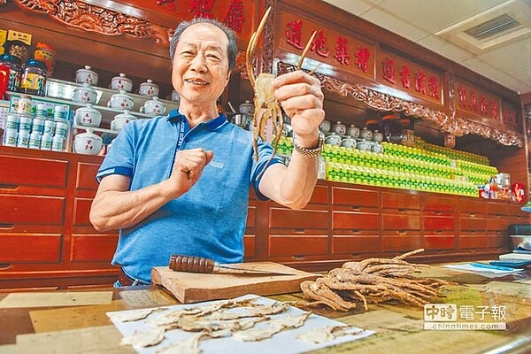 中藥房面臨凋零,中藥房老闆盧永嵐14歲當學徒,如今年近古稀,即便一身本領傳承兒子,擔心兒子將來也無用武之地。(郭吉銓攝)