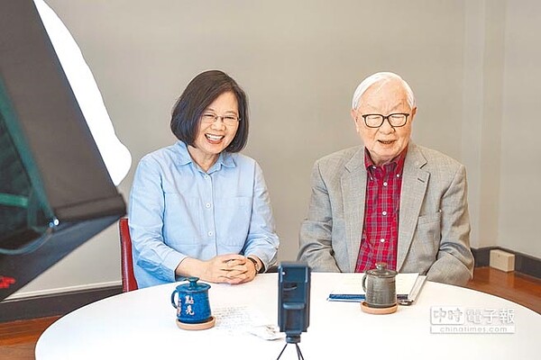 亞太經濟合作會議(APEC)年會暨領袖峰會將登場,蔡英文總統昨和領袖代表張忠謀在官邸開會,兩人利用開會休息時間,用臉書直播方式說明開會內容。(總統府提供)