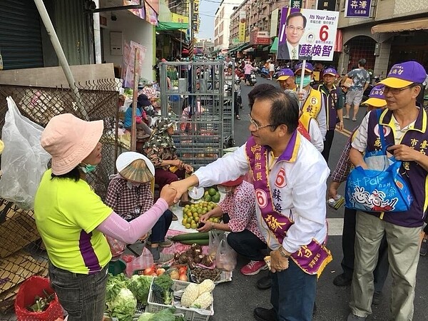 台南市長候選人蘇煥智（中）說，若當選將恢復麻豆台南直達公車。圖/蘇煥智競選總部提供
