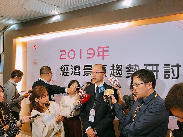 台經院景氣預測中心主任孫明德表示,台灣明年經濟成長率恐將陷入「保二」困境,直言「要多準備一些蜂蜜檸檬」。記者林彥呈/攝影