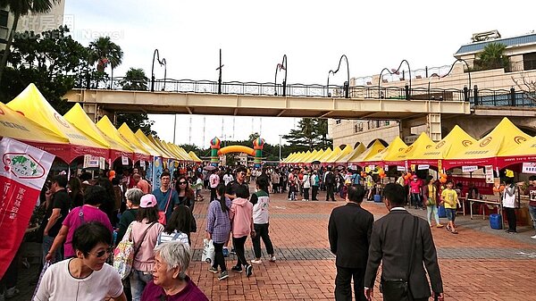 永慶房產集團淡水區加盟三品牌聯賣會號召淡水區各加盟門市夥伴及其家人朋友約300人購買愛心商品,用實際行動支持公益