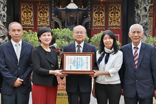 文化部長鄭麗君(左2)頒發國定古蹟指定證書給予大龍峒保安宮,由財團法人台北保安宮董事長廖武治(左3)代表接受證書。圖/文化部提供
