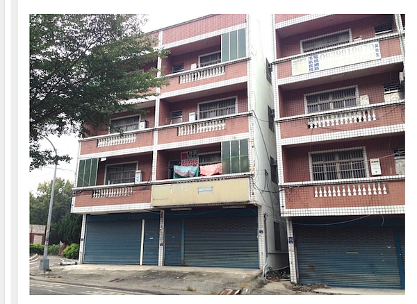 亞太創意技術學院周遭店家生意蕭條、做二休三。(圖/擷取自Mobile01)