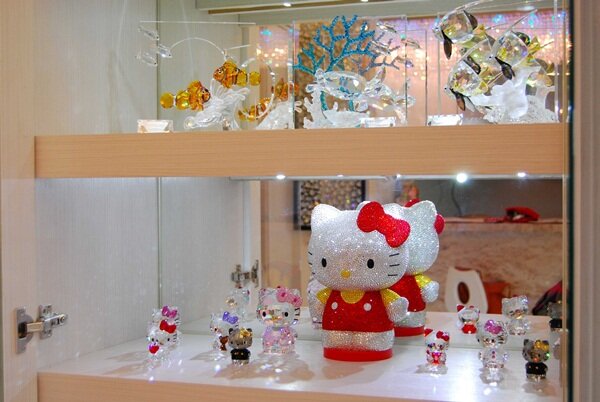 4.櫃子裡擺滿Hello Kitty版的施華洛世奇水晶，中間大隻的Kitty是由韋汝親自貼上。
