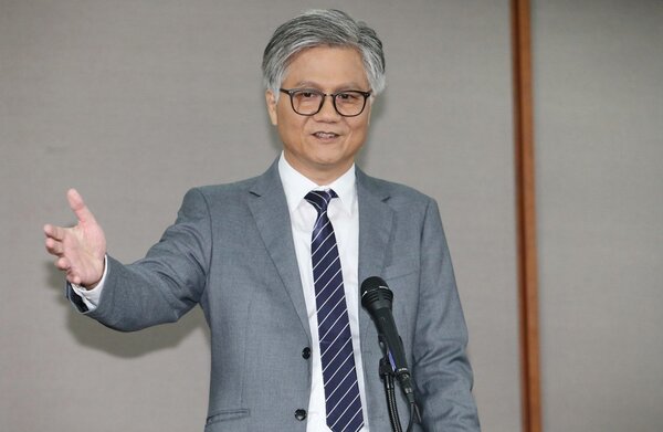 無黨籍台北市長候選人吳蕚洋（圖）在選舉電視辯論中，高唱《愛江山更愛美人》，意外爆紅吸引大批網友kuso改編。報系資料照
