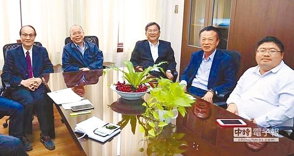 民進黨立委陳明文(中)、蔡易餘(右一)和嘉義縣長候選人翁章梁(右二)11月6日前往行政院,拜會政務委員張景森(左二)與故宮院長陳其南(左一),討論國寶到故宮南院。 (陳明文國會辦公室提供)