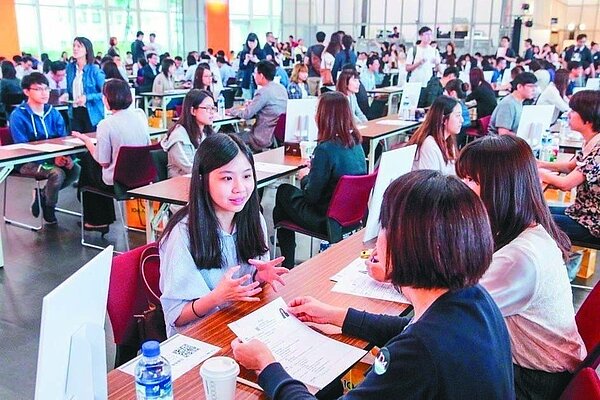 主計總處12日公布今年前九月經常性薪資平均4萬864元，年增率2.6%，續創近18年同期新高。 圖／聯合報系資料照片