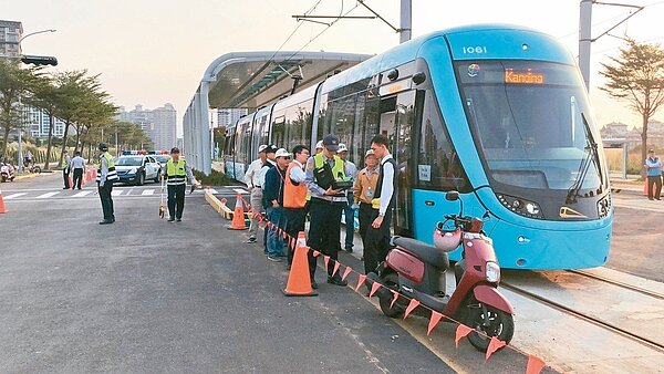 淡海輕軌綠山線初勘過列車與其他車輛碰撞導致出軌模擬演練等,獲「有條件同意初勘合格」。 圖/新北捷運局提供