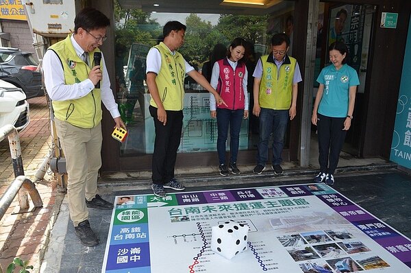 永康區市議員候選人陳宗明今與中西區議員邱莉莉、南區議員呂維胤、東區市議員候選人蔡筱薇,共同組成「捷運問政連線」。圖/陳宗明團隊提供