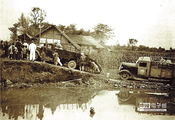 中日抗戰期間,為避免受到戰火波及,故宮國寶展開漫長的南遷路程,護送人員途中歷經艱苦可想而知,圖為在川峽公路上的運輸情形。(故宮提供)