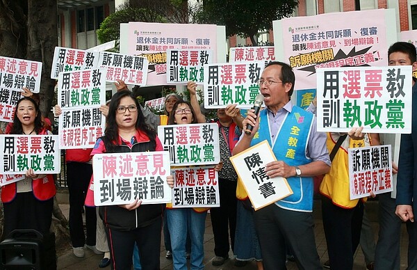 年改訴願九成被駁回,全教產、北學產昨天前往教育部抗議。 記者黃義書/攝影