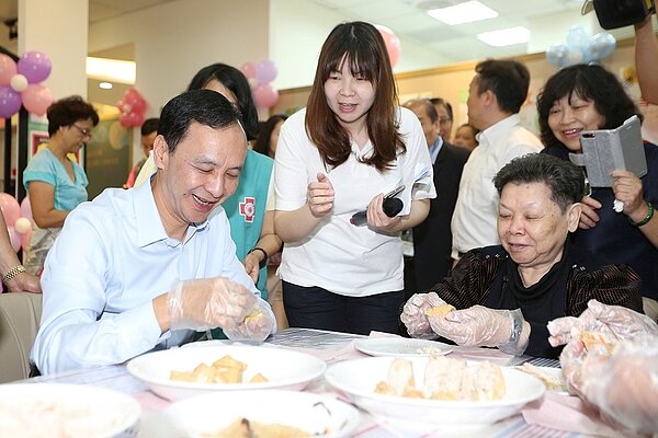 淡水義山市民活動中心啟用,市長朱立倫表示打造在地樂活新地標。(圖/新北市政府提供)