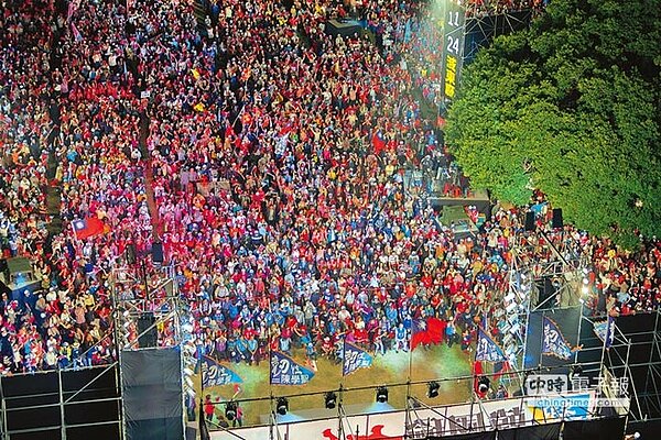 支持民眾擠爆現場,會場總共提供1萬5000張椅子,截至晚間6點為止已經全部坐滿。(陳麒全攝)