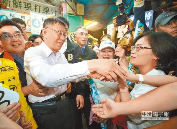 台北市長選情白熱化，無黨籍市長候選人柯文哲12日到寧夏夜市掃街，支持者爭相與柯文哲（左）握手，並為他加油打氣。（陳怡誠攝）