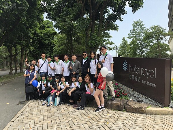 有巢氏房屋民生敦北加盟店店東張宜羚(前排右四)現在仍積極熱忱的與同仁一起並肩作戰、致力培育人才。