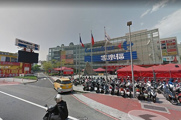 知名火鍋店「祥富水產」將插旗桃園藝文特區餐飲一級戰區,位於家樂福經國店。圖/googlemap