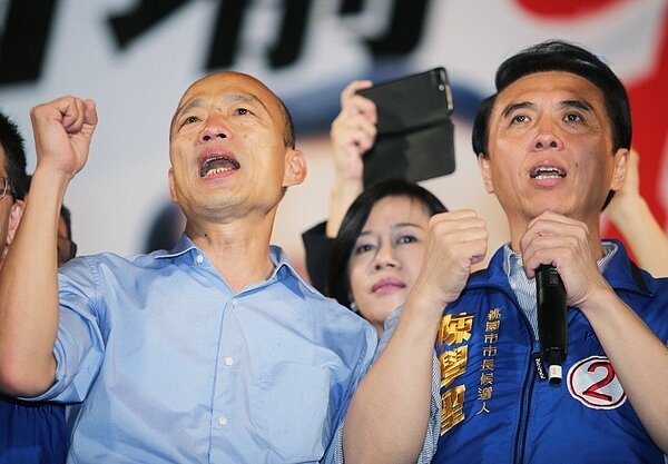 高雄市長候選人韓國瑜（左）日前現身桃園市長候選人陳學聖（右）選舉造勢場合，與民眾合唱「夜襲」。記者陳正興／攝影

