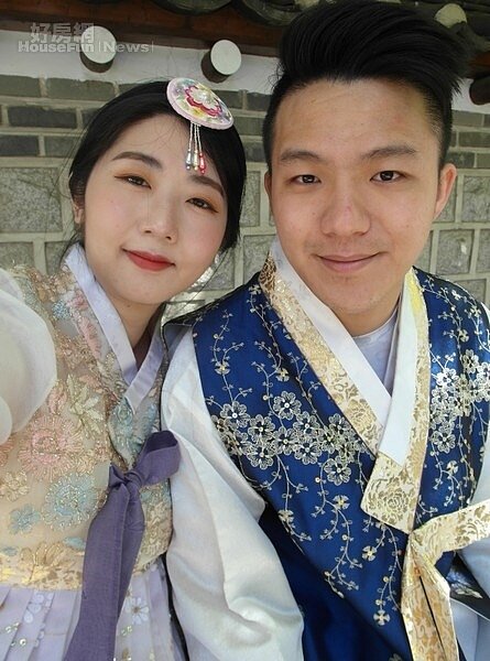 永慶房屋辛亥店業務副理黎珣因認同這個幸福職場，便邀請女友一起加入打拼(現為西門店秘書)。圖為兩人到韓國旅遊