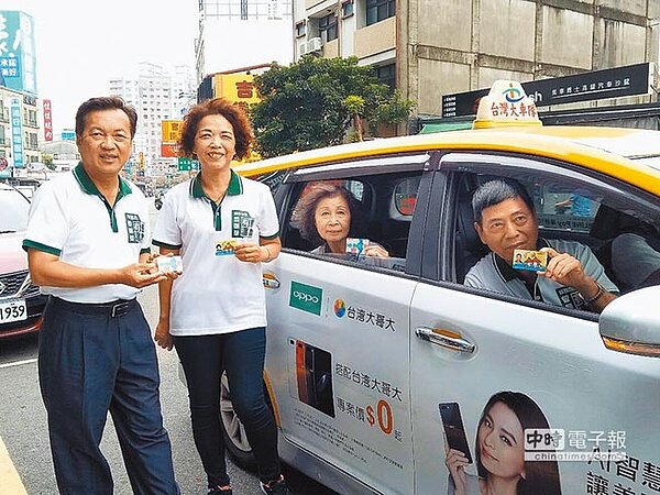 台中敬老愛心卡超好用，市議員曾朝榮13日特建議長輩，可搭計程車再轉免費接駁車、火車看花博，省錢又便利！（陳世宗翻攝）