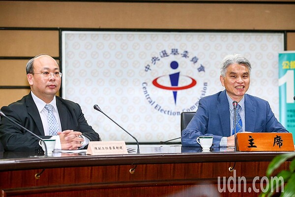 中選會主委陳英鈐(右)與副主委陳朝建針對地方選舉及公投的相關規定做說明。 記者王騰毅/攝影
